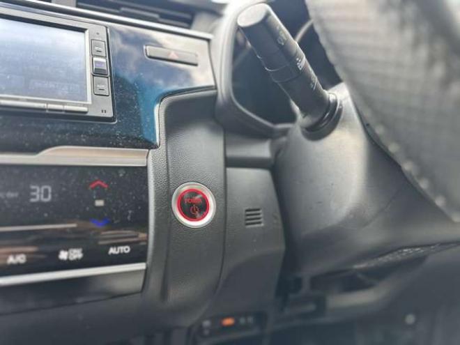 フィット1.5 ハイブリッド F 4WD　純正ナビ　バックカメラ　ETC　パワステ　パワーウィンドウ　ABS　キーレスエントリー 1500