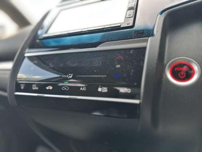 フィット1.5 ハイブリッド F 4WD　純正ナビ　バックカメラ　ETC　パワステ　パワーウィンドウ　ABS　キーレスエントリー 1500