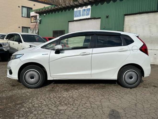 フィット1.5 ハイブリッド F 4WD　純正ナビ　バックカメラ　ETC　パワステ　パワーウィンドウ　ABS　キーレスエントリー 1500