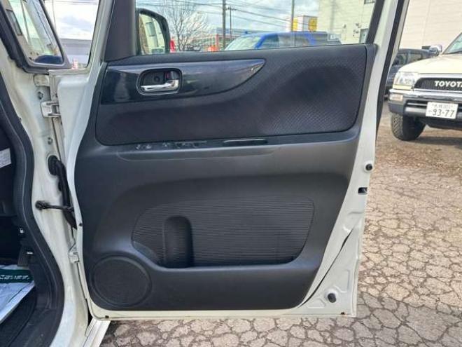 N-BOXカスタムG Lパッケージ 4WD　社外ナビ　左側電動スライドドア　バックカメラ　純正アルミホイール　キーレスエントリー　ABS　パワーウィンドウ　パワステ　盗難防止装置 660