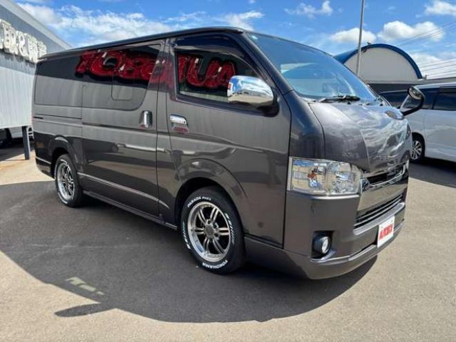 ハイエースバン2.8 スーパーGL ダークプライムII ロングボディ ディーゼルターボ 4WD　グレーメタリック　415COBRAクリーンルック3フロントスポイラー　ステージ2ルーフスポイラー　バッドフェイスBY2ボンネット　バッドラッカー17インチAW　ヨコハマPARADA17インチホワイトレター 2800