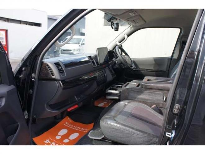 レジアスエース2.8 スーパーGL ダークプライム ロングボディ ディーゼルターボ 4WD　415COBRAコンプリート車両　ファントムヘッドライトシステム&ファントムゴールド18インチホイール&フェイスリフトキット&フルエアロ&フローティングリップ&ローフォルムフェンダー　玄武2インチダウンブロック 2800