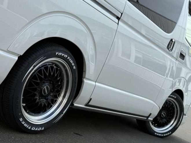 ハイエースバン2.8ダークプライムIIマルチロールトランスポータータイプIロングディーゼルターボ4WD　寒冷地仕様　ワンオーナー　ESSEX　ENCM17インチアルミ　ヨコハマパラダ　ESSEXフロントリップスポイラー　ローフォルムフェンダー　ローダウン　パワースライドドア　LEDテールランプ 2800