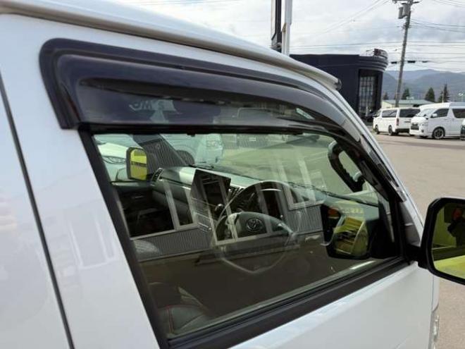 ハイエースバン2.8ダークプライムIIマルチロールトランスポータータイプIロングディーゼルターボ4WD　寒冷地仕様　ワンオーナー　ESSEX　ENCM17インチアルミ　ヨコハマパラダ　ESSEXフロントリップスポイラー　ローフォルムフェンダー　ローダウン　パワースライドドア　LEDテールランプ 2800