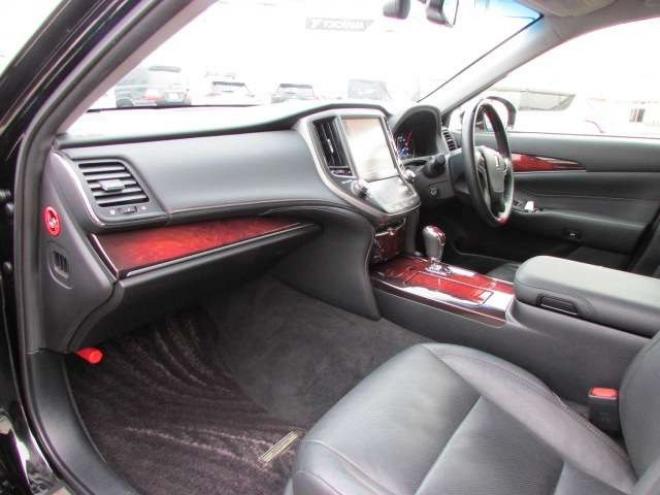 マジェスタ2.5 Four 4WD　プリクラッシュセーフティー/純正ナビ/フルセグTV/バックカメラ/LEDヘッドライト/ビルトインETC/全席シートヒーター/パワーシート/グリップヒーター/レーダークルーズコントロール 2500