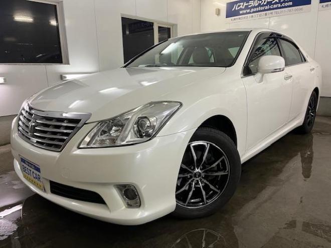 クラウン後期型　禁煙車　Ｂｌｕｅｔｏｏｔｈ　ヴェルサンディ１７インチＡＷ　純正１６ＡＷ＋スタッドレスタイヤ付　純正ナビ　フルセグ地デジ　ＤＶＤ再生　バックカメラ　クルーズコントロール　電動サンシェード　ＥＴＣ 4WD 2500 4Dr