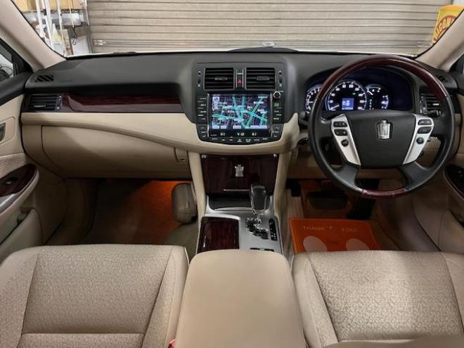 クラウン後期型　禁煙車　Ｂｌｕｅｔｏｏｔｈ　ヴェルサンディ１７インチＡＷ　純正１６ＡＷ＋スタッドレスタイヤ付　純正ナビ　フルセグ地デジ　ＤＶＤ再生　バックカメラ　クルーズコントロール　電動サンシェード　ＥＴＣ 4WD 2500 4Dr