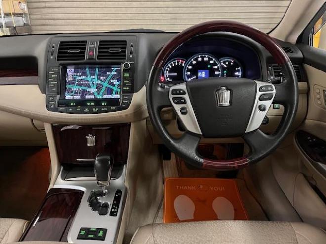 クラウン後期型　禁煙車　Ｂｌｕｅｔｏｏｔｈ　ヴェルサンディ１７インチＡＷ　純正１６ＡＷ＋スタッドレスタイヤ付　純正ナビ　フルセグ地デジ　ＤＶＤ再生　バックカメラ　クルーズコントロール　電動サンシェード　ＥＴＣ 4WD 2500 4Dr