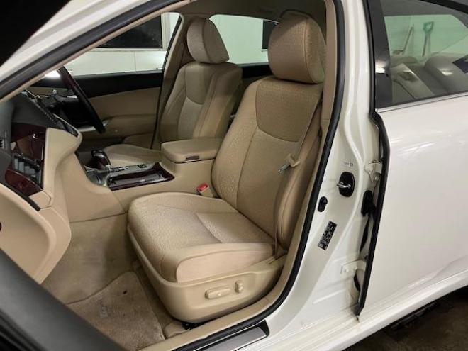 クラウン後期型　禁煙車　Ｂｌｕｅｔｏｏｔｈ　ヴェルサンディ１７インチＡＷ　純正１６ＡＷ＋スタッドレスタイヤ付　純正ナビ　フルセグ地デジ　ＤＶＤ再生　バックカメラ　クルーズコントロール　電動サンシェード　ＥＴＣ 4WD 2500 4Dr