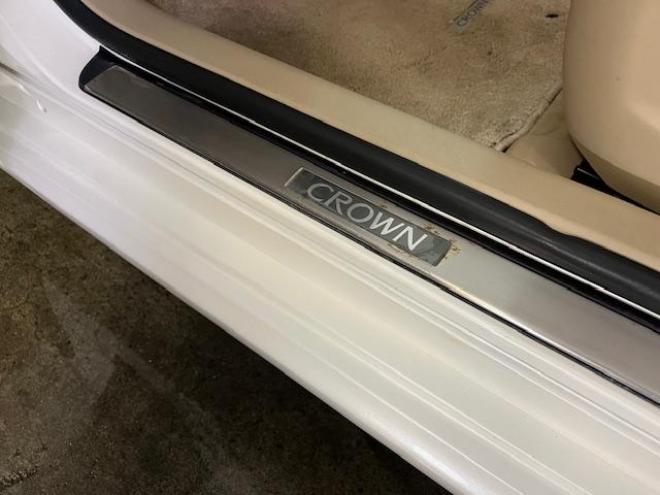 クラウン後期型　禁煙車　Ｂｌｕｅｔｏｏｔｈ　ヴェルサンディ１７インチＡＷ　純正１６ＡＷ＋スタッドレスタイヤ付　純正ナビ　フルセグ地デジ　ＤＶＤ再生　バックカメラ　クルーズコントロール　電動サンシェード　ＥＴＣ 4WD 2500 4Dr