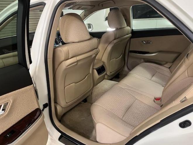 クラウン後期型　禁煙車　Ｂｌｕｅｔｏｏｔｈ　ヴェルサンディ１７インチＡＷ　純正１６ＡＷ＋スタッドレスタイヤ付　純正ナビ　フルセグ地デジ　ＤＶＤ再生　バックカメラ　クルーズコントロール　電動サンシェード　ＥＴＣ 4WD 2500 4Dr