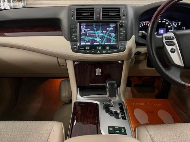 クラウン後期型　禁煙車　Ｂｌｕｅｔｏｏｔｈ　ヴェルサンディ１７インチＡＷ　純正１６ＡＷ＋スタッドレスタイヤ付　純正ナビ　フルセグ地デジ　ＤＶＤ再生　バックカメラ　クルーズコントロール　電動サンシェード　ＥＴＣ 4WD 2500 4Dr