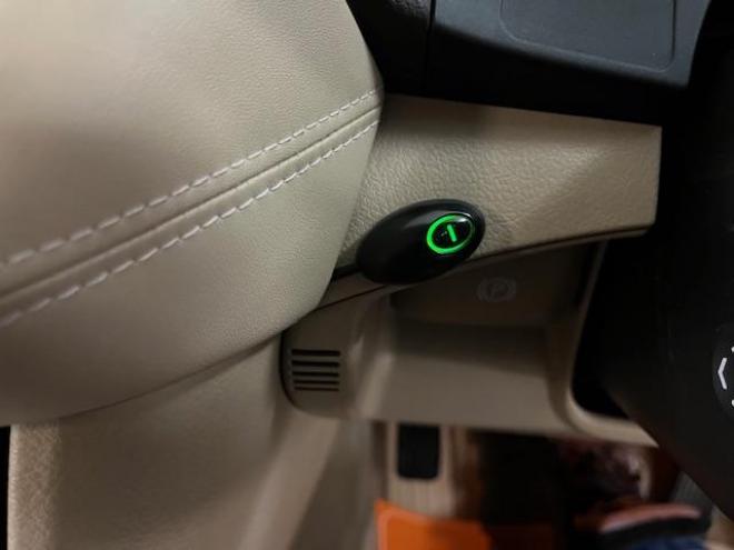 クラウン後期型　禁煙車　Ｂｌｕｅｔｏｏｔｈ　ヴェルサンディ１７インチＡＷ　純正１６ＡＷ＋スタッドレスタイヤ付　純正ナビ　フルセグ地デジ　ＤＶＤ再生　バックカメラ　クルーズコントロール　電動サンシェード　ＥＴＣ 4WD 2500 4Dr