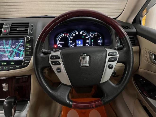 クラウン後期型　禁煙車　Ｂｌｕｅｔｏｏｔｈ　ヴェルサンディ１７インチＡＷ　純正１６ＡＷ＋スタッドレスタイヤ付　純正ナビ　フルセグ地デジ　ＤＶＤ再生　バックカメラ　クルーズコントロール　電動サンシェード　ＥＴＣ 4WD 2500 4Dr