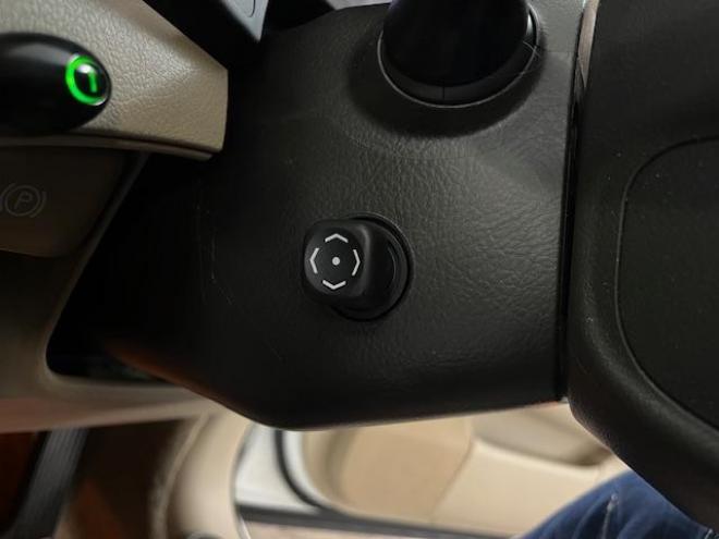 クラウン後期型　禁煙車　Ｂｌｕｅｔｏｏｔｈ　ヴェルサンディ１７インチＡＷ　純正１６ＡＷ＋スタッドレスタイヤ付　純正ナビ　フルセグ地デジ　ＤＶＤ再生　バックカメラ　クルーズコントロール　電動サンシェード　ＥＴＣ 4WD 2500 4Dr