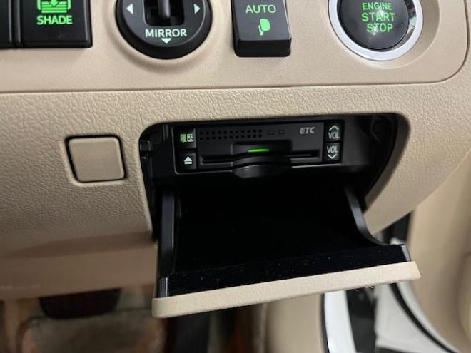 クラウン後期型　禁煙車　Ｂｌｕｅｔｏｏｔｈ　ヴェルサンディ１７インチＡＷ　純正１６ＡＷ＋スタッドレスタイヤ付　純正ナビ　フルセグ地デジ　ＤＶＤ再生　バックカメラ　クルーズコントロール　電動サンシェード　ＥＴＣ 4WD 2500 4Dr