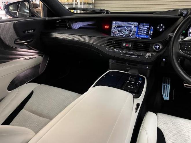 レクサス本州仕入　ワンオーナー　寒冷地仕様　マークレビンソン　電動ムーンルーフ　純正２０インチＡＷ　純正１９ＡＷ＋スタッドレスタイヤ付　デジタルインナーミラー　ヘッドアップディプレイ　純正ドライブレコーダー 4WD 3500 4Dr