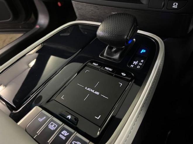 レクサス本州仕入　ワンオーナー　寒冷地仕様　マークレビンソン　電動ムーンルーフ　純正２０インチＡＷ　純正１９ＡＷ＋スタッドレスタイヤ付　デジタルインナーミラー　ヘッドアップディプレイ　純正ドライブレコーダー 4WD 3500 4Dr