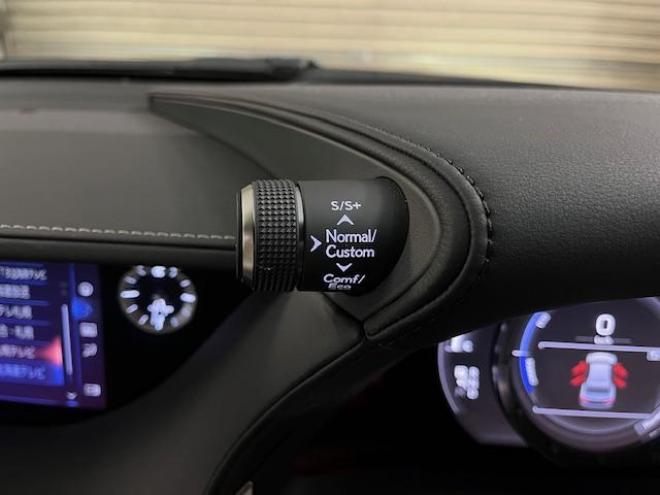 レクサス本州仕入　ワンオーナー　寒冷地仕様　マークレビンソン　電動ムーンルーフ　純正２０インチＡＷ　純正１９ＡＷ＋スタッドレスタイヤ付　デジタルインナーミラー　ヘッドアップディプレイ　純正ドライブレコーダー 4WD 3500 4Dr