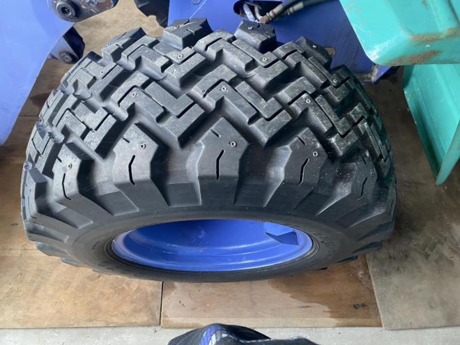 ホイールローダWA40-3E　新品スパイクタイヤ　恵庭ヤード
