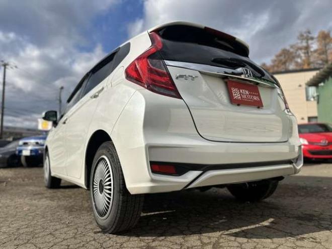 フィット1.5 ハイブリッド F 4WD　純正ナビ　バックカメラ　ETC　パワステ　パワーウィンドウ　ABS　キーレスエントリー 1500