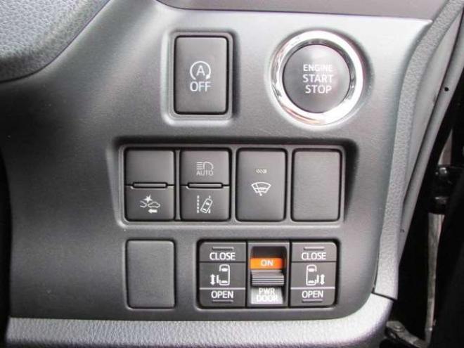 ヴォクシー2.0 X 4WD　トヨタセーフティセンス/LEDヘッドライト/両側パワースライドドア/ETC/社外ナビ/フルセグTV/バックカメラ/スマートキー一体式エンジンスターター 2000