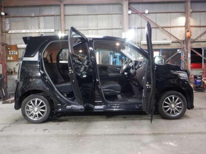 N-WGNカスタムG 4WD　TV・B/T・Bカメラ・HID・ETC・Aストップ　スマートキー・プッシュスタート・フォグランプ・ベンチシート・アイドリングストップ・社外エンスタ 660