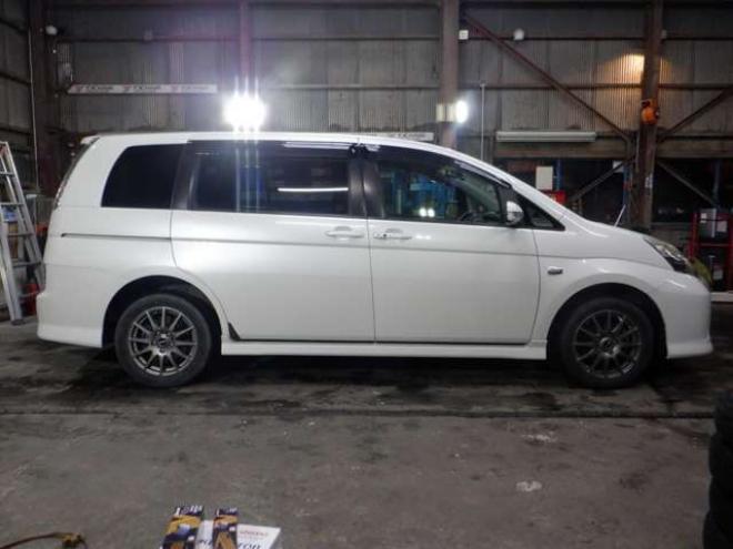 アイシス1.8 プラタナ 4WD　ナビ・TV・B/T・Bカメラ・パワスラ・寒冷地仕様・クリアランスソナー・ETC・リアヒーター・スマートキー・プッシュスタート・社外エンスタ・フォグランプ・オートエアコン 1800