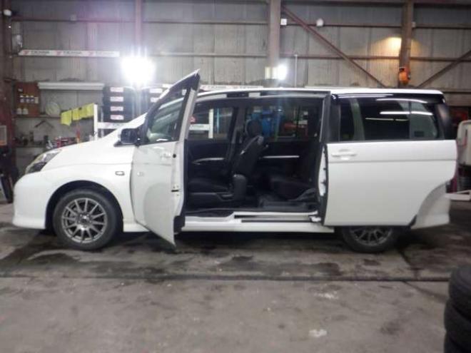 アイシス1.8 プラタナ 4WD　ナビ・TV・B/T・Bカメラ・パワスラ・寒冷地仕様・クリアランスソナー・ETC・リアヒーター・スマートキー・プッシュスタート・社外エンスタ・フォグランプ・オートエアコン 1800