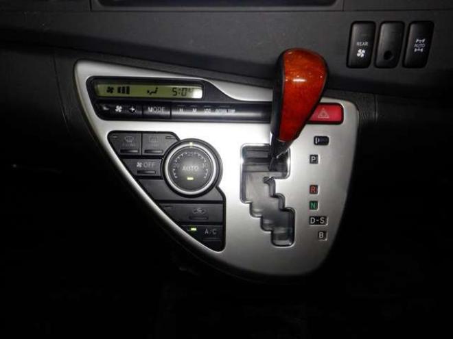 アイシス1.8 プラタナ 4WD　ナビ・TV・B/T・Bカメラ・パワスラ・寒冷地仕様・クリアランスソナー・ETC・リアヒーター・スマートキー・プッシュスタート・社外エンスタ・フォグランプ・オートエアコン 1800