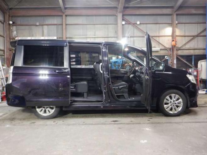 ステップワゴン2.0 スパーダ Z 4WD　ナビ・TV・Bカメラ・B/T・両側電動・スマートキー・ETC・HID・フルフラットシート・VSA・ミラーヒーター・ワイパーデアイサー・リアヒーター・オートライト 2000