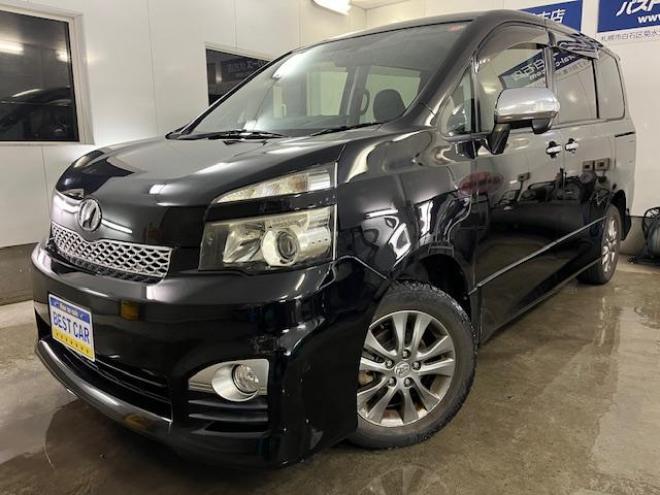 ヴォクシー本州仕入　禁煙車　両側パワースライドドア　純正１６インチＡＷ　社外１５ＡＷ＋スタッドレスタイヤ付　純正ナビ　フルセグ地デジ　ＤＶＤ再生　Ｂｌｕｅｔｏｏｔｈオーディオ　バックカメラ　エンジンスターター 4WD 2000 5Dr