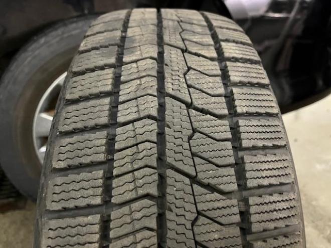 ヴォクシー本州仕入　禁煙車　両側パワースライドドア　純正１６インチＡＷ　社外１５ＡＷ＋スタッドレスタイヤ付　純正ナビ　フルセグ地デジ　ＤＶＤ再生　Ｂｌｕｅｔｏｏｔｈオーディオ　バックカメラ　エンジンスターター 4WD 2000 5Dr