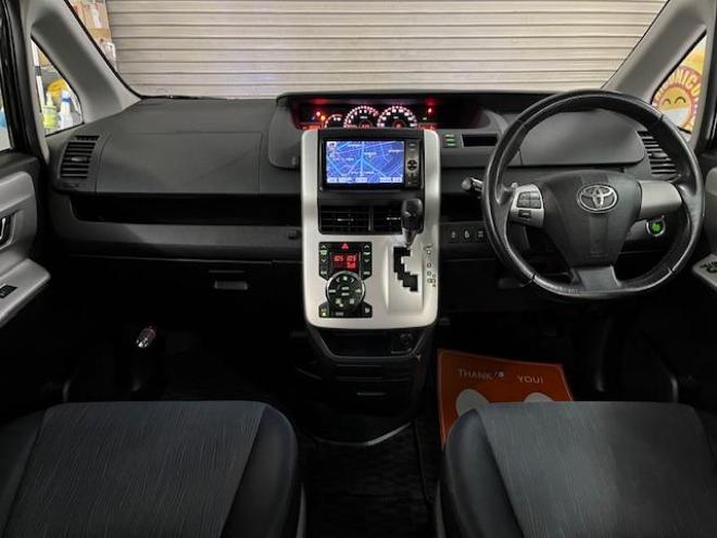 ヴォクシー本州仕入　禁煙車　両側パワースライドドア　純正１６インチＡＷ　社外１５ＡＷ＋スタッドレスタイヤ付　純正ナビ　フルセグ地デジ　ＤＶＤ再生　Ｂｌｕｅｔｏｏｔｈオーディオ　バックカメラ　エンジンスターター 4WD 2000 5Dr