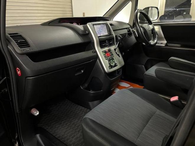 ヴォクシー本州仕入　禁煙車　両側パワースライドドア　純正１６インチＡＷ　社外１５ＡＷ＋スタッドレスタイヤ付　純正ナビ　フルセグ地デジ　ＤＶＤ再生　Ｂｌｕｅｔｏｏｔｈオーディオ　バックカメラ　エンジンスターター 4WD 2000 5Dr