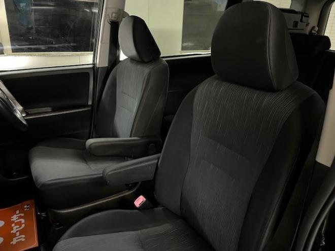 ヴォクシー本州仕入　禁煙車　両側パワースライドドア　純正１６インチＡＷ　社外１５ＡＷ＋スタッドレスタイヤ付　純正ナビ　フルセグ地デジ　ＤＶＤ再生　Ｂｌｕｅｔｏｏｔｈオーディオ　バックカメラ　エンジンスターター 4WD 2000 5Dr