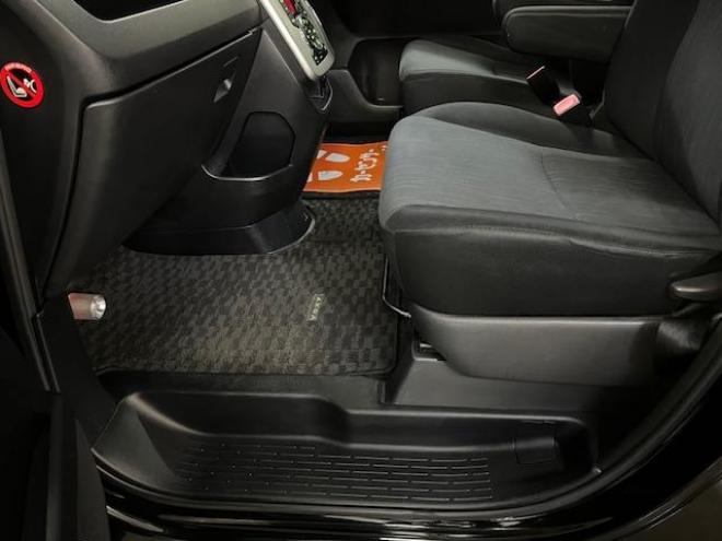 ヴォクシー本州仕入　禁煙車　両側パワースライドドア　純正１６インチＡＷ　社外１５ＡＷ＋スタッドレスタイヤ付　純正ナビ　フルセグ地デジ　ＤＶＤ再生　Ｂｌｕｅｔｏｏｔｈオーディオ　バックカメラ　エンジンスターター 4WD 2000 5Dr