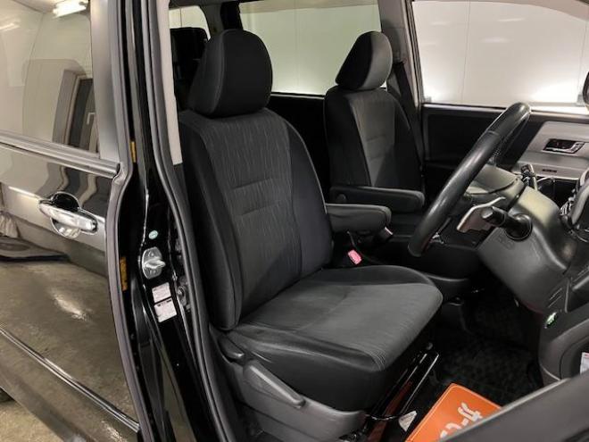 ヴォクシー本州仕入　禁煙車　両側パワースライドドア　純正１６インチＡＷ　社外１５ＡＷ＋スタッドレスタイヤ付　純正ナビ　フルセグ地デジ　ＤＶＤ再生　Ｂｌｕｅｔｏｏｔｈオーディオ　バックカメラ　エンジンスターター 4WD 2000 5Dr