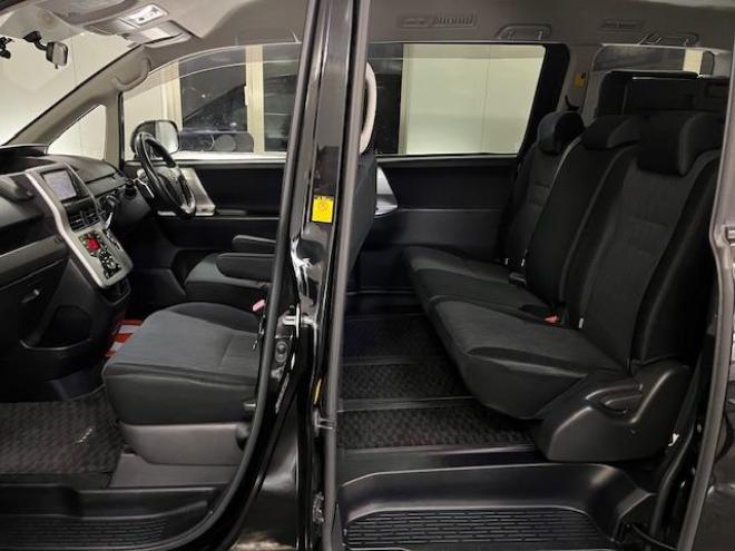 ヴォクシー本州仕入　禁煙車　両側パワースライドドア　純正１６インチＡＷ　社外１５ＡＷ＋スタッドレスタイヤ付　純正ナビ　フルセグ地デジ　ＤＶＤ再生　Ｂｌｕｅｔｏｏｔｈオーディオ　バックカメラ　エンジンスターター 4WD 2000 5Dr