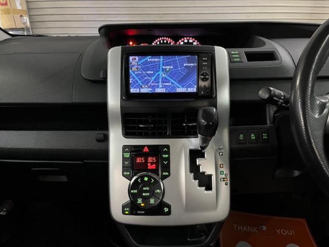 ヴォクシー本州仕入　禁煙車　両側パワースライドドア　純正１６インチＡＷ　社外１５ＡＷ＋スタッドレスタイヤ付　純正ナビ　フルセグ地デジ　ＤＶＤ再生　Ｂｌｕｅｔｏｏｔｈオーディオ　バックカメラ　エンジンスターター 4WD 2000 5Dr