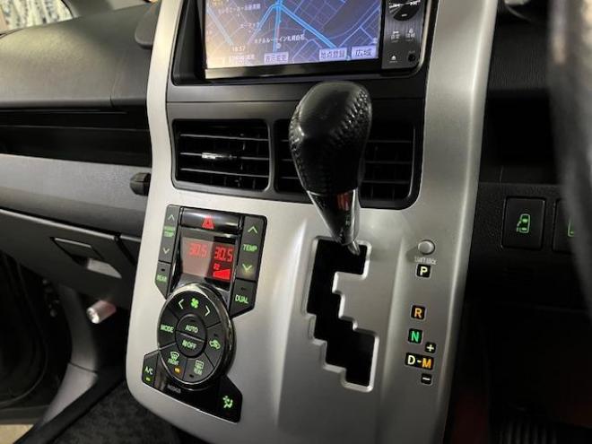 ヴォクシー本州仕入　禁煙車　両側パワースライドドア　純正１６インチＡＷ　社外１５ＡＷ＋スタッドレスタイヤ付　純正ナビ　フルセグ地デジ　ＤＶＤ再生　Ｂｌｕｅｔｏｏｔｈオーディオ　バックカメラ　エンジンスターター 4WD 2000 5Dr