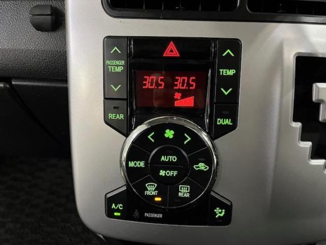 ヴォクシー本州仕入　禁煙車　両側パワースライドドア　純正１６インチＡＷ　社外１５ＡＷ＋スタッドレスタイヤ付　純正ナビ　フルセグ地デジ　ＤＶＤ再生　Ｂｌｕｅｔｏｏｔｈオーディオ　バックカメラ　エンジンスターター 4WD 2000 5Dr