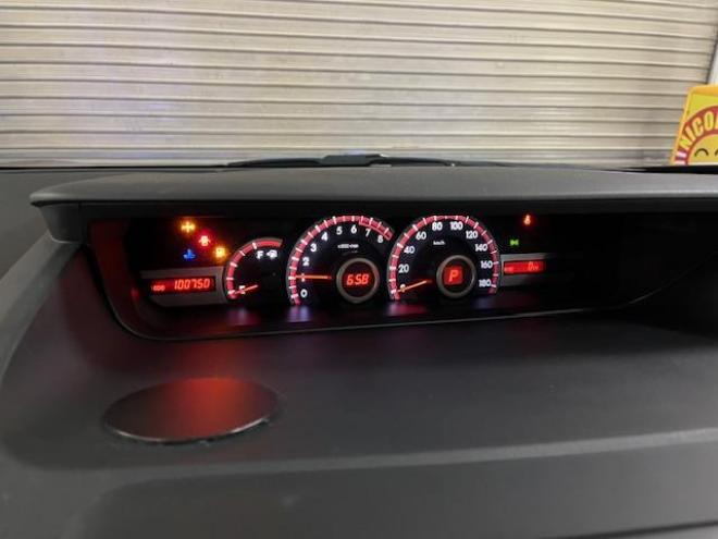 ヴォクシー本州仕入　禁煙車　両側パワースライドドア　純正１６インチＡＷ　社外１５ＡＷ＋スタッドレスタイヤ付　純正ナビ　フルセグ地デジ　ＤＶＤ再生　Ｂｌｕｅｔｏｏｔｈオーディオ　バックカメラ　エンジンスターター 4WD 2000 5Dr