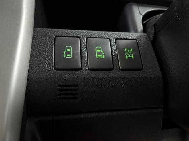 ヴォクシー本州仕入　禁煙車　両側パワースライドドア　純正１６インチＡＷ　社外１５ＡＷ＋スタッドレスタイヤ付　純正ナビ　フルセグ地デジ　ＤＶＤ再生　Ｂｌｕｅｔｏｏｔｈオーディオ　バックカメラ　エンジンスターター 4WD 2000 5Dr