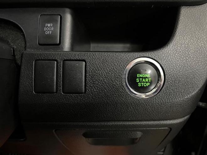 ヴォクシー本州仕入　禁煙車　両側パワースライドドア　純正１６インチＡＷ　社外１５ＡＷ＋スタッドレスタイヤ付　純正ナビ　フルセグ地デジ　ＤＶＤ再生　Ｂｌｕｅｔｏｏｔｈオーディオ　バックカメラ　エンジンスターター 4WD 2000 5Dr