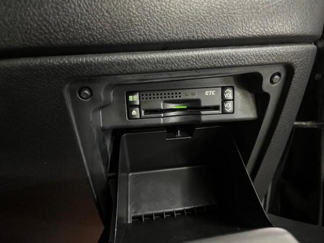 ヴォクシー本州仕入　禁煙車　両側パワースライドドア　純正１６インチＡＷ　社外１５ＡＷ＋スタッドレスタイヤ付　純正ナビ　フルセグ地デジ　ＤＶＤ再生　Ｂｌｕｅｔｏｏｔｈオーディオ　バックカメラ　エンジンスターター 4WD 2000 5Dr