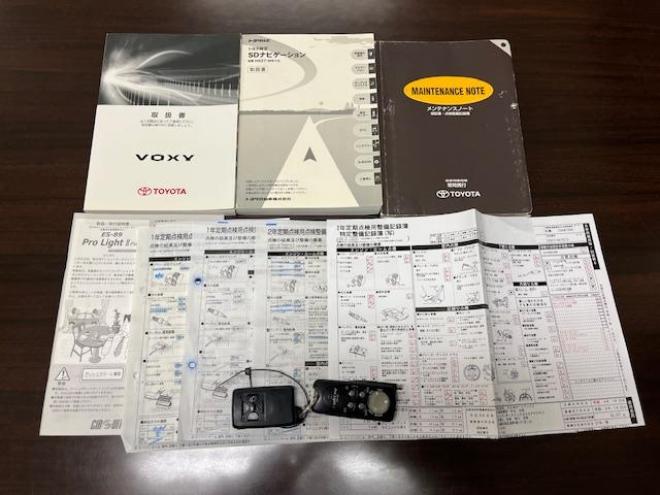 ヴォクシー本州仕入　禁煙車　両側パワースライドドア　純正１６インチＡＷ　社外１５ＡＷ＋スタッドレスタイヤ付　純正ナビ　フルセグ地デジ　ＤＶＤ再生　Ｂｌｕｅｔｏｏｔｈオーディオ　バックカメラ　エンジンスターター 4WD 2000 5Dr