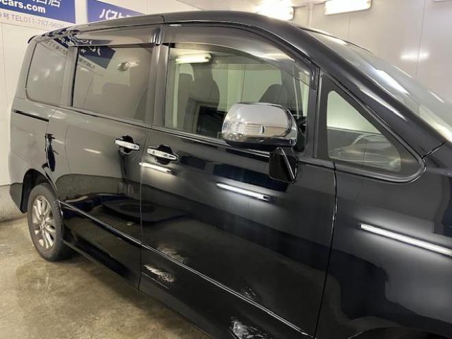 ヴォクシー本州仕入　禁煙車　両側パワースライドドア　純正１６インチＡＷ　社外１５ＡＷ＋スタッドレスタイヤ付　純正ナビ　フルセグ地デジ　ＤＶＤ再生　Ｂｌｕｅｔｏｏｔｈオーディオ　バックカメラ　エンジンスターター 4WD 2000 5Dr