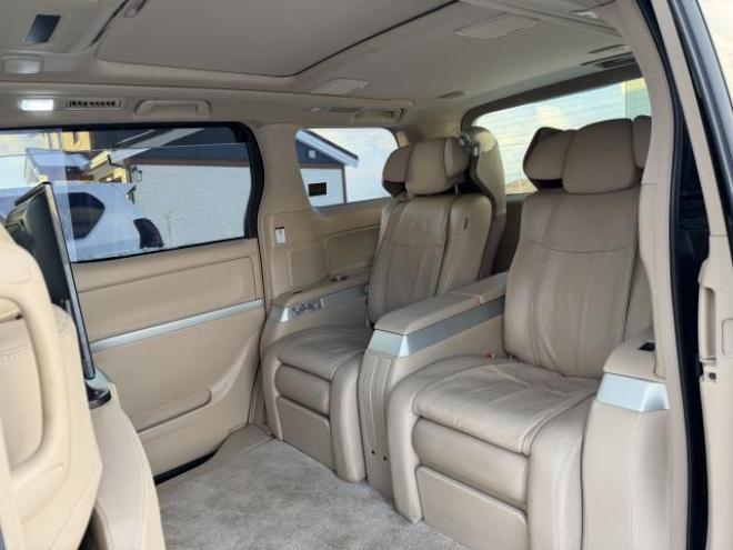 ヴェルファイアロイヤルラウンジ希少最上級グレード車 本州車寒冷地仕様済 ナビTVバックカメラ ツインムーンルーフ 本革シート 4人乗 フリップダウンモニター 32インチリアモニター リアマッサージ機シート ワンオーナー 美車 車検新規2年付 即乗りOK！ 4WD 3500 5Dr