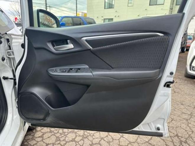 フィット1.5 ハイブリッド F 4WD　純正ナビ　バックカメラ　ETC　パワステ　パワーウィンドウ　ABS　キーレスエントリー 1500